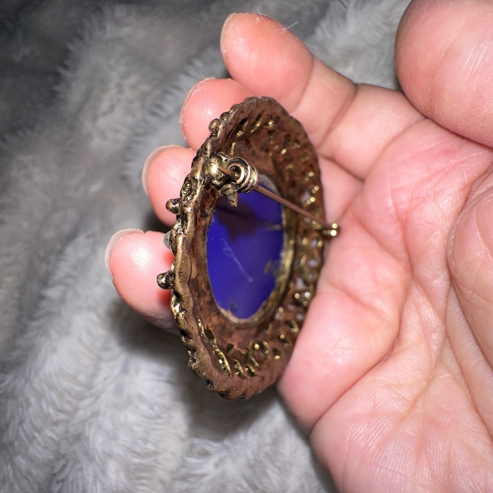 Vintage unsigned Victorian Courting Couple Brooch Pin Blue and Gold Pearls - Picture 4 of 5